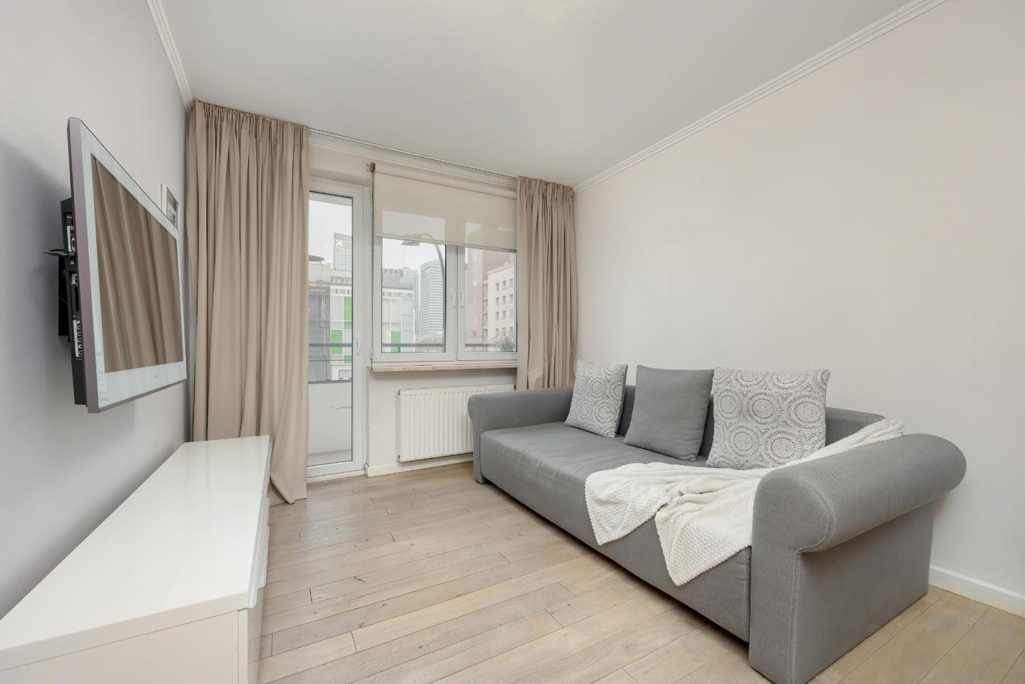 Near Metro Swietokrzyska By Renters Apartament